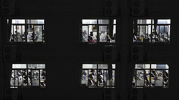 Hasta altas horas de la noche pueden verse aulas y academias de China repletas de estudiantes