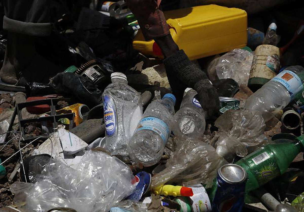 Vertedero con residuos de plástico en una imagen de archivo