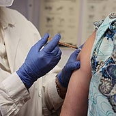 Bruselas autoriza la primera vacuna contra el virus que colapsa las urgencias en invierno