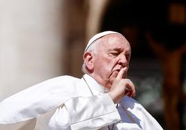 ¿Qué es la hernia incarcerada que ha llevado de nuevo al Papa al quirófano?