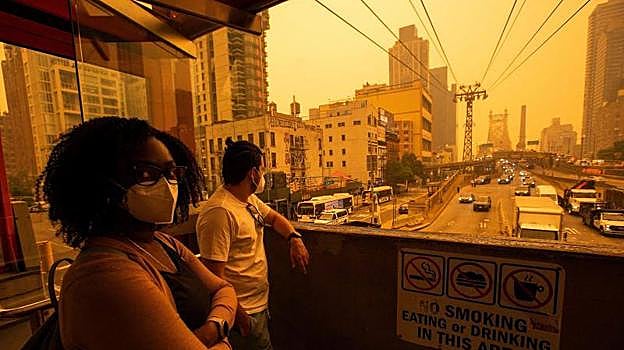Tsunami de humo: Nueva York pide que la gente salga lo menos posible a la calle