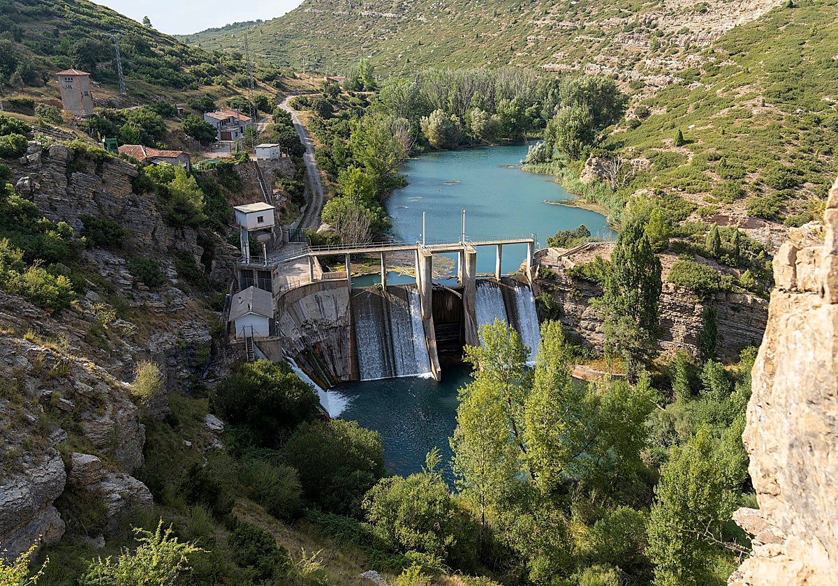 La economía local se abastece de una captación de agua en el río Mijares desde la presa de la discordia, Los Toranes