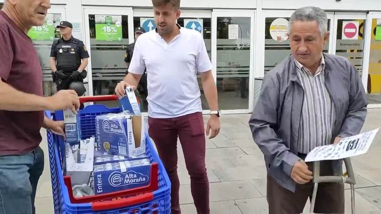Ganaderos de Salamanca tiran leche a las puertas de un hipermercado para pedir un precio justo