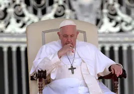 Los médicos prohíben al Papa rezar mañana el ángelus para no comprometer la recuperación