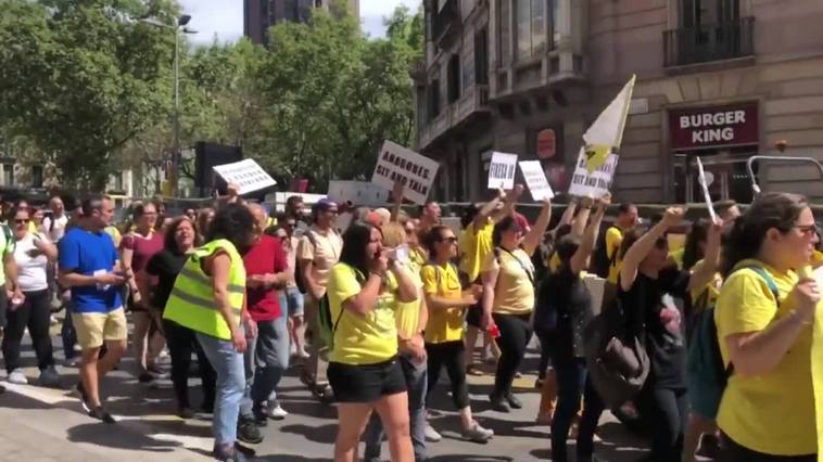 Docentes de interinos catalanes piden mejoras y parar las oposiciones