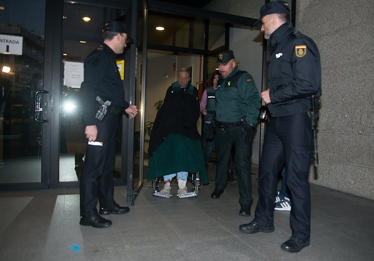 El presunto asesino de Beatriz Lijó, de 47 años, sale de los Juzgados de Vigo, a 8 de febrero de 2023