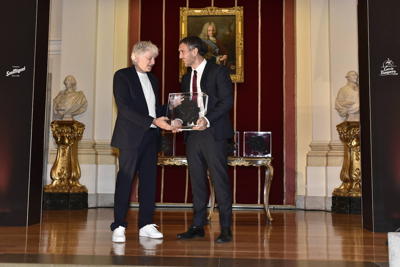 El director editorial de Vocento, Fernando Belzunce, entrega el galardón a Juan Luis Arsuaga.