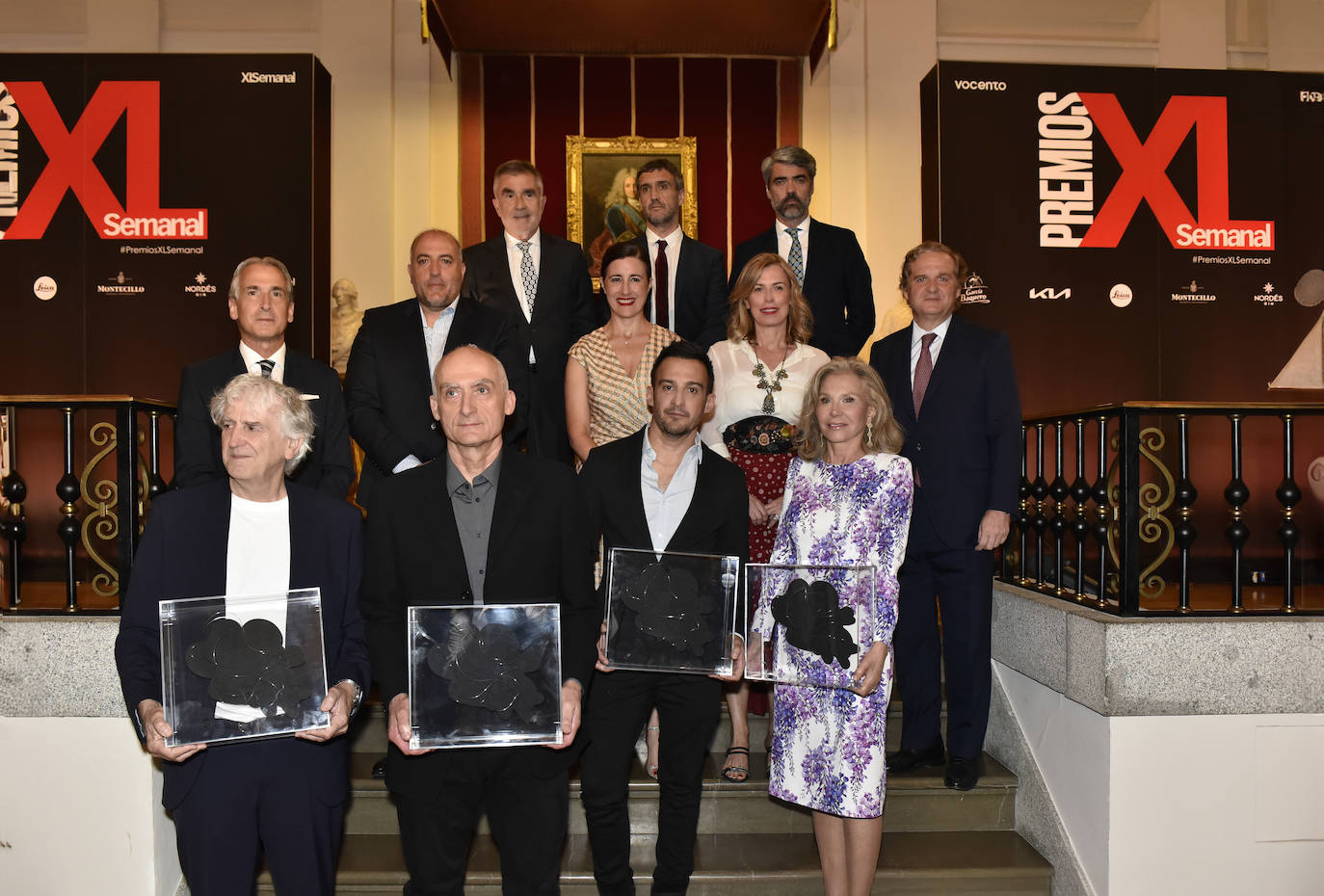 Los premiados posan con la escultura de Blanca Muñoz que les fue entregada como galardón. Detrás, en la fila superior, Iñaki Arechabaleta, Fernando Belzunce y Luis Enríquez, de Vocento. Debajo, Emilio Herrera, presidente de KIA Iberia, Javier Liedo, director general de Leica Camera, Samary Fernández Feito, Mar Cohnen e Ignacio Ybarra, de Vocento.
