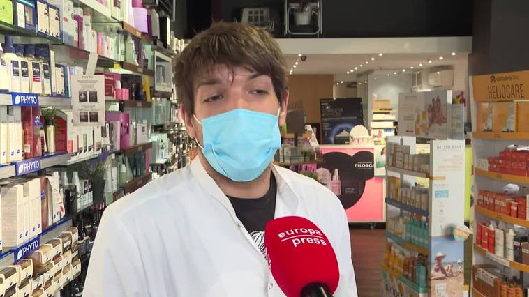 Farmacéutico asegura que mucha gente seguirá llevando mascarillas "por costumbre y por miedo"