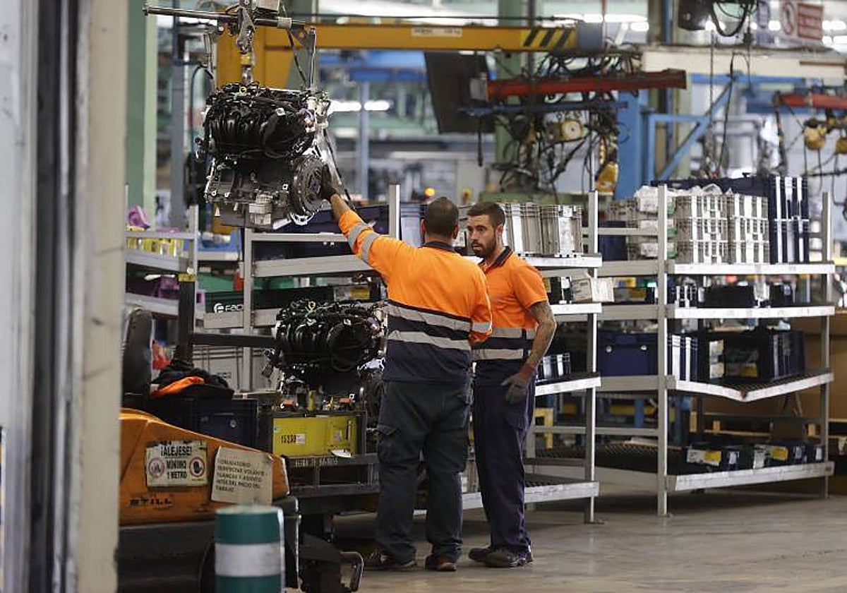 Un trabajador en la fábrica de Ford en Almussafes, Valencia