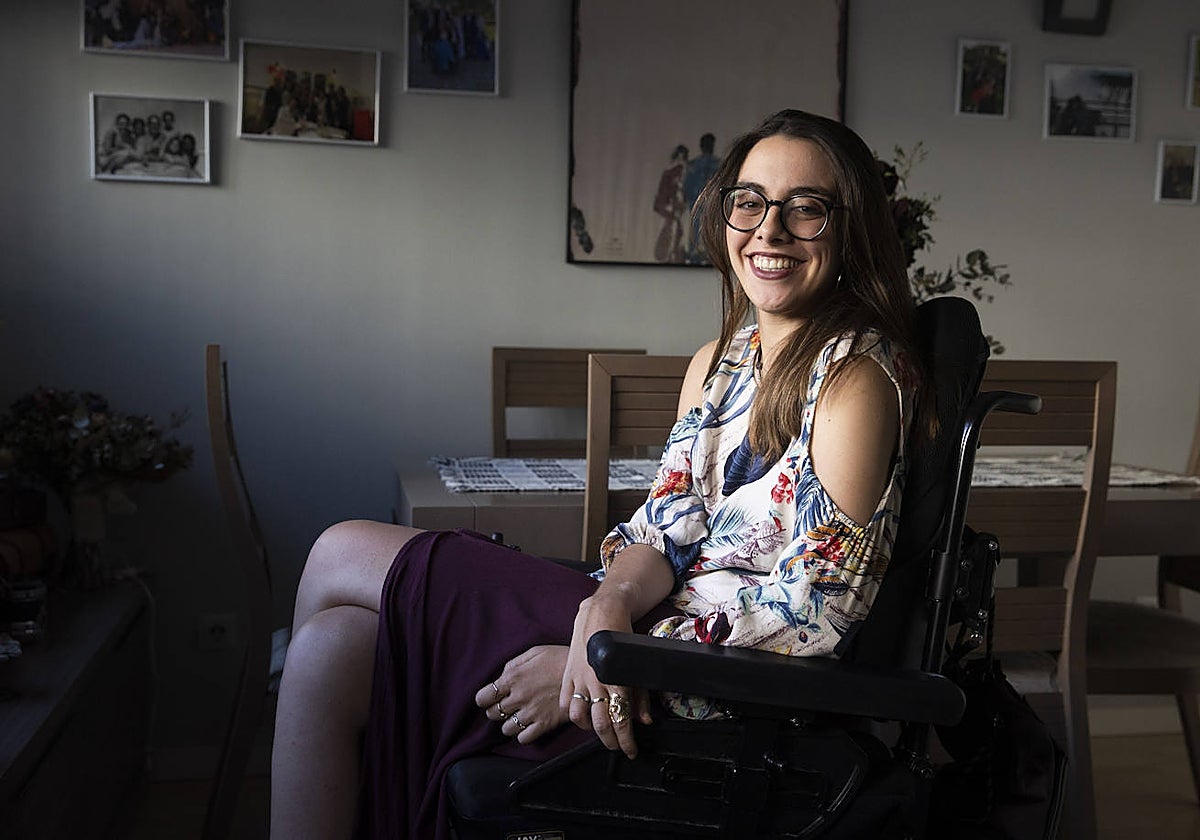 Berta Domínguez tuvo una lesión medular por un accidente cuando estudiaba Medicina. Ganó una plaza MIR que le han denegado