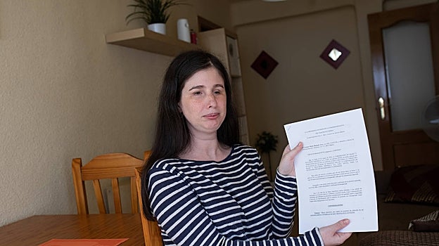 Carmen Massanet es periodista, es ciega y quiere ser locutora de radio. Muestra su escrito de impugnación contra las oposiciones de RTVE