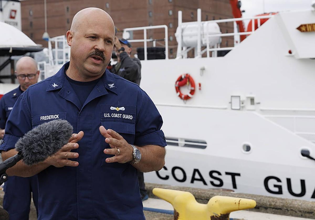 El capitán Jamie Frederick, de la Guardia Costera de EE.UU.