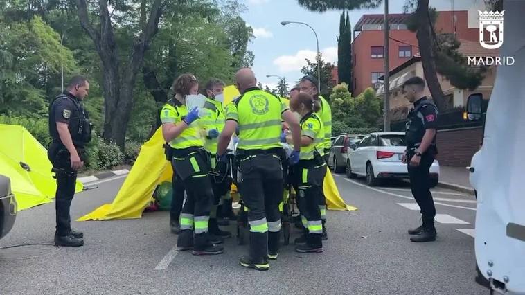 Atropellada muy grave una joven arrollada por un coche cuando cruzaba la calle en Madrid