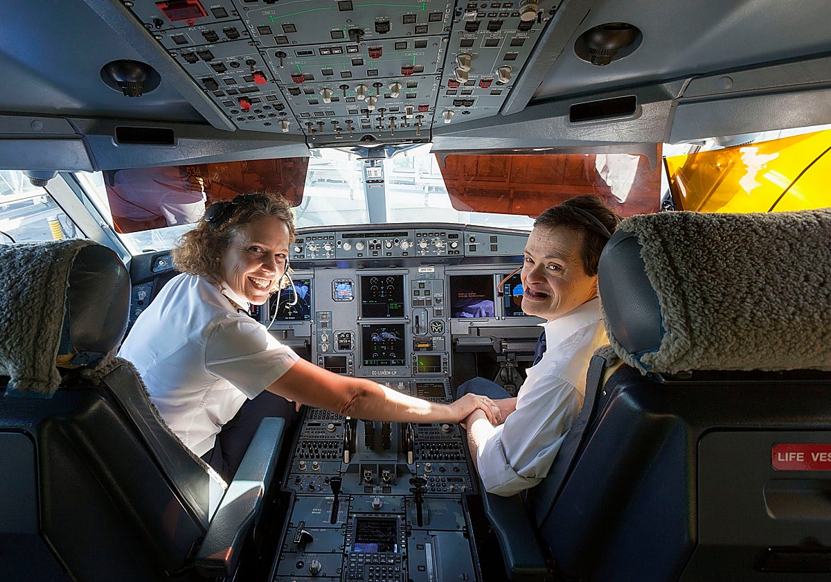 Una comandante de Iberia junto a un beneficiario de la Fundación Envera