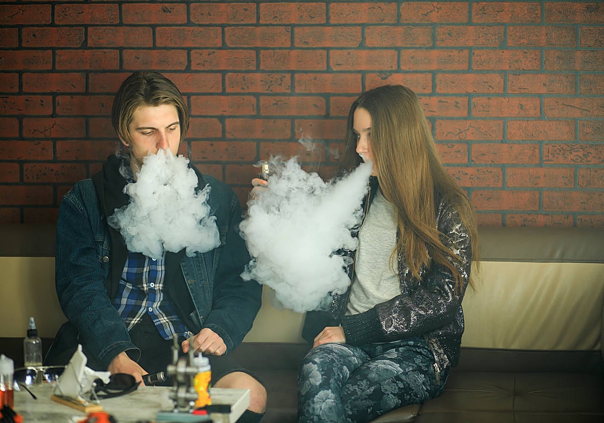 Jóvenes vapeando