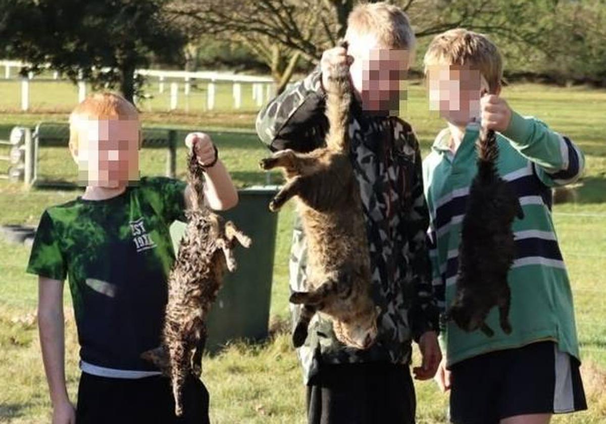 Los menores fotografiados con las presas cazadas en el concurso