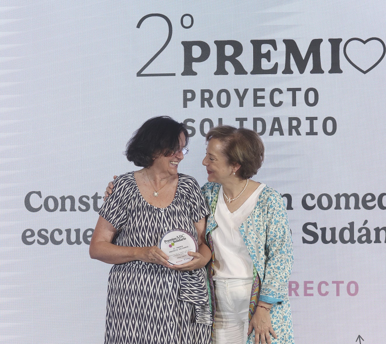 Guadalupe Martín-Laborda, coordinadora de proyectos de la Fundación África Directo,  junto a  Cecilia Yuste Rojas, directora de relaciones institucionales del Banco de Santander