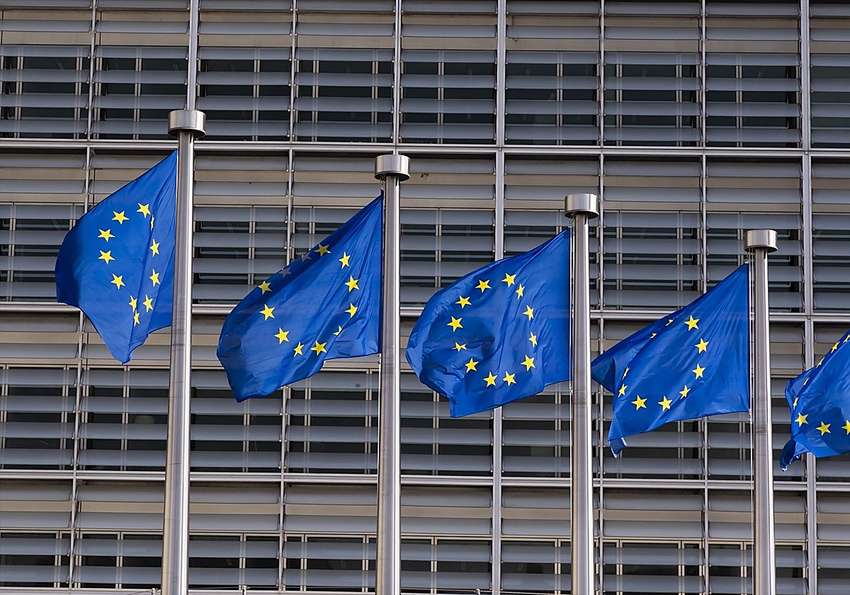 Banderas de la UE en la fachada del edificio de la Comisión Europea, Bruselas