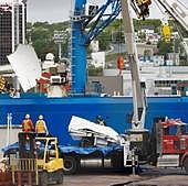 Llegan a tierra firme los restos del Titan encontrados tras la implosión