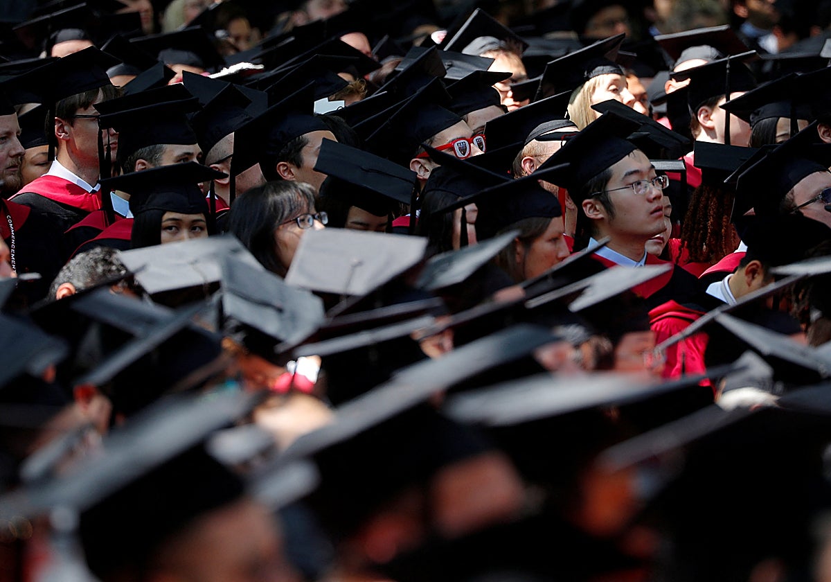 Estudiantes durante la ceremonia de graduación de la Universidad de Harvard