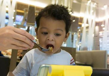 La nueva epidemia: menores de 3 años con retrasos en el lenguaje por criarse con pantallas