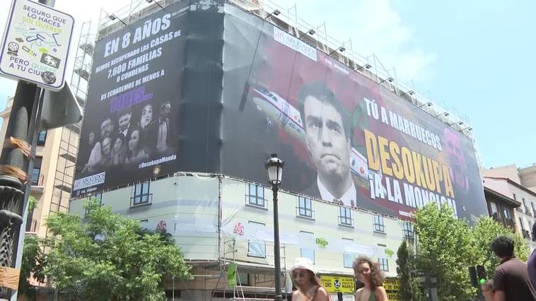 Así es la lona que ha desplegado Desokupa en la calle Atocha de Madrid