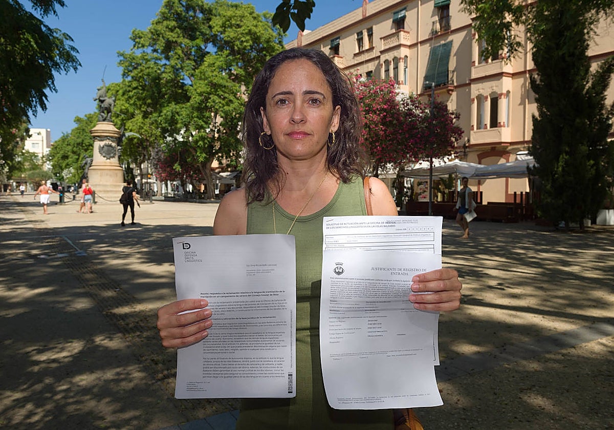 Irma posa para ABC con la respuesta de la Oficina de Derechos Lingüísticos a su reclamación