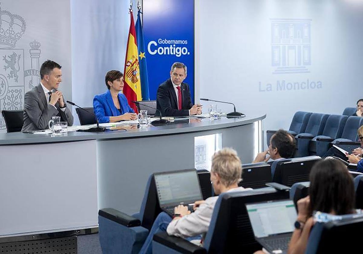 El ministro de Sanidad, José Miñones (der), durante la rueda de prensa posterior al Consejo de Ministros
