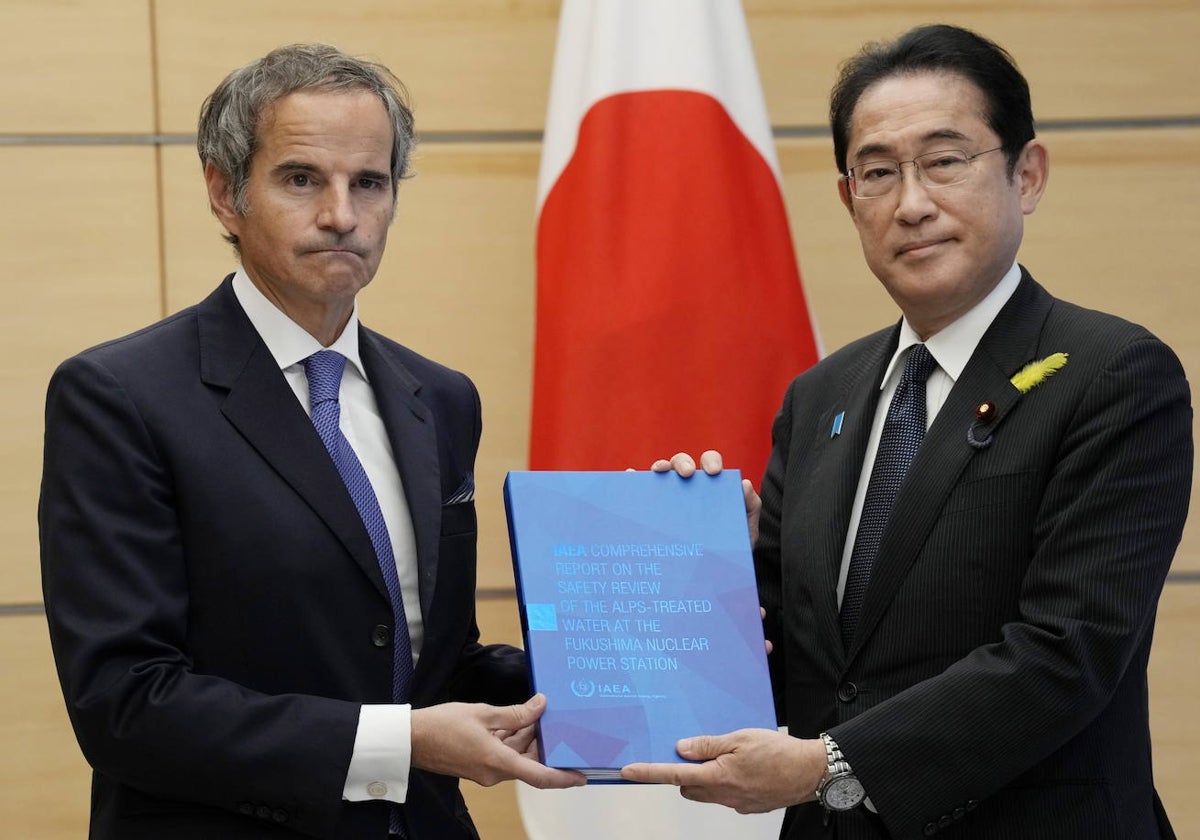 Rafael Mariano Grossi junta al Primer Ministro japonés, Fumio Kishida, durante su reunión en la residencia oficial del Primer Ministro