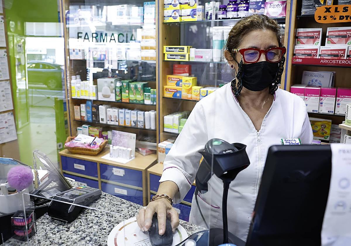 Farmacéutica con mascarilla