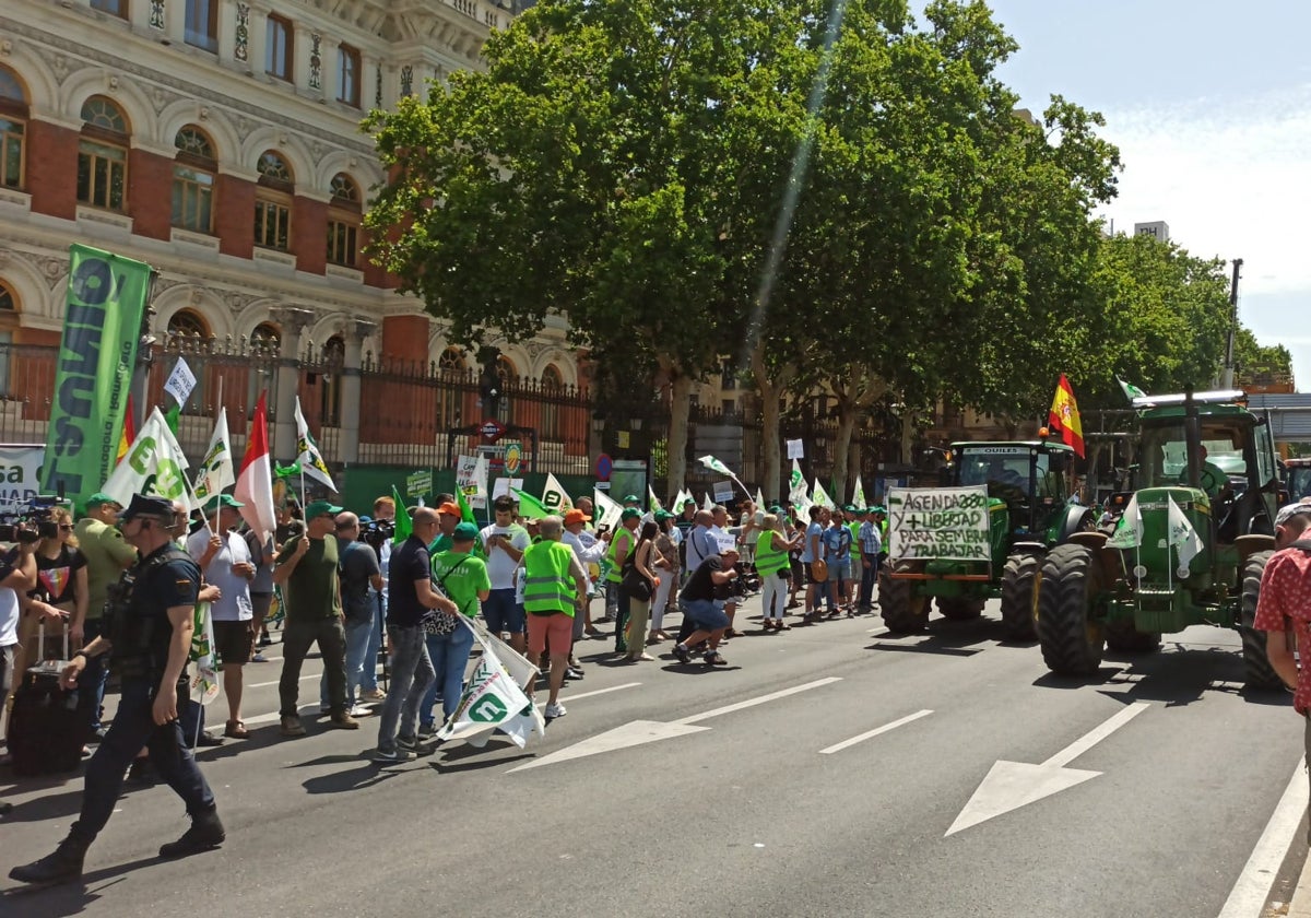 Concentración de agricultores y ganaderos frente al Ministerio de Agricultura