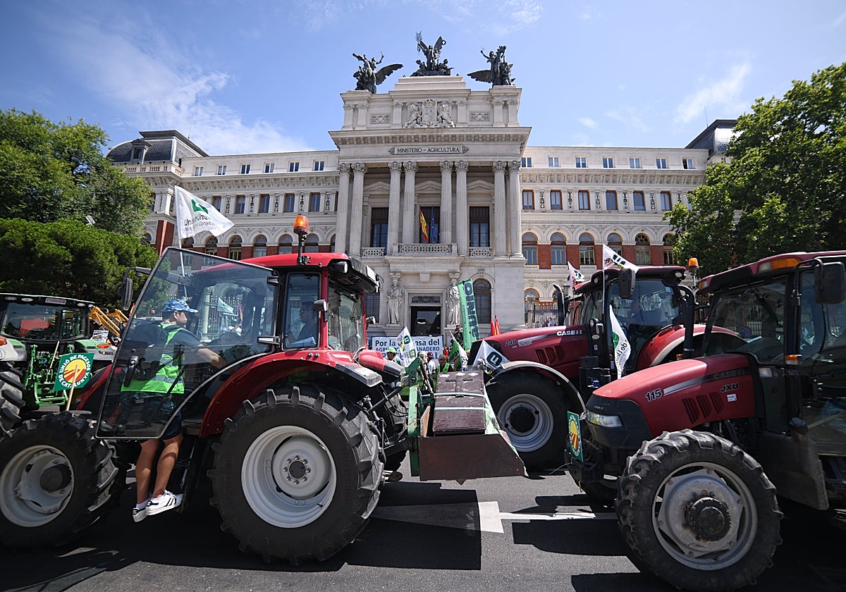 La tractorada frente al Palacio de Fomento (Ministerio de Agricultura) en Madrid