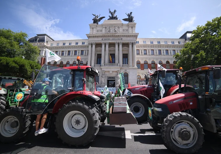 La tractorada de los agricultores en Madrid, en imágenes