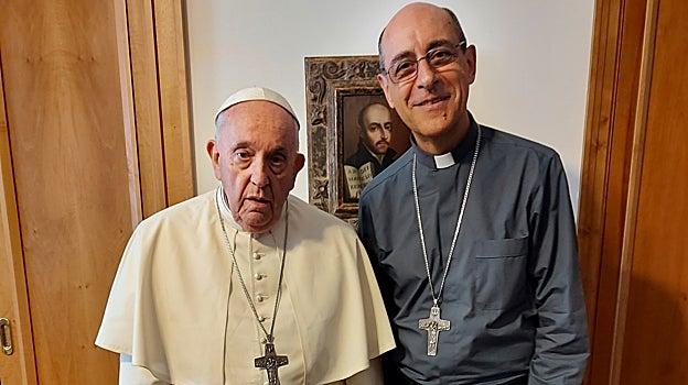 'Tucho' Fernández junto al Papa Francisco en una reciente fotografía que publicó la semana pasada en las redes sociales, días antes de anunciarse su nombramiento