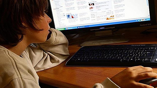 Adolescente frente al ordenador