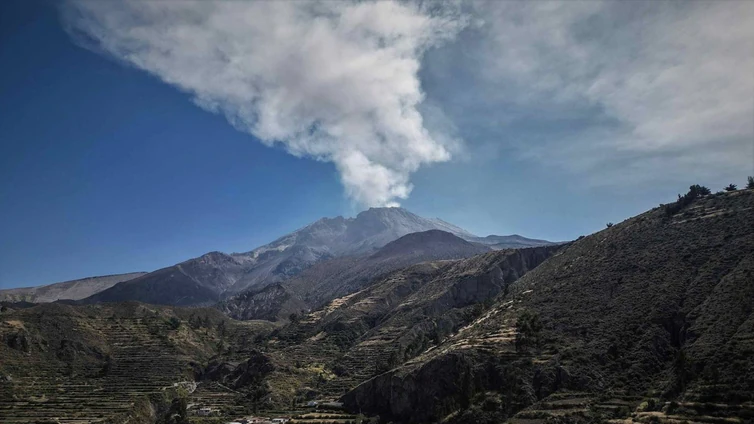 Perú declara el estado de emergencia ante la erupción del volcán Ubinas con columnas de cenizas de hasta 5 kilómetros de altura