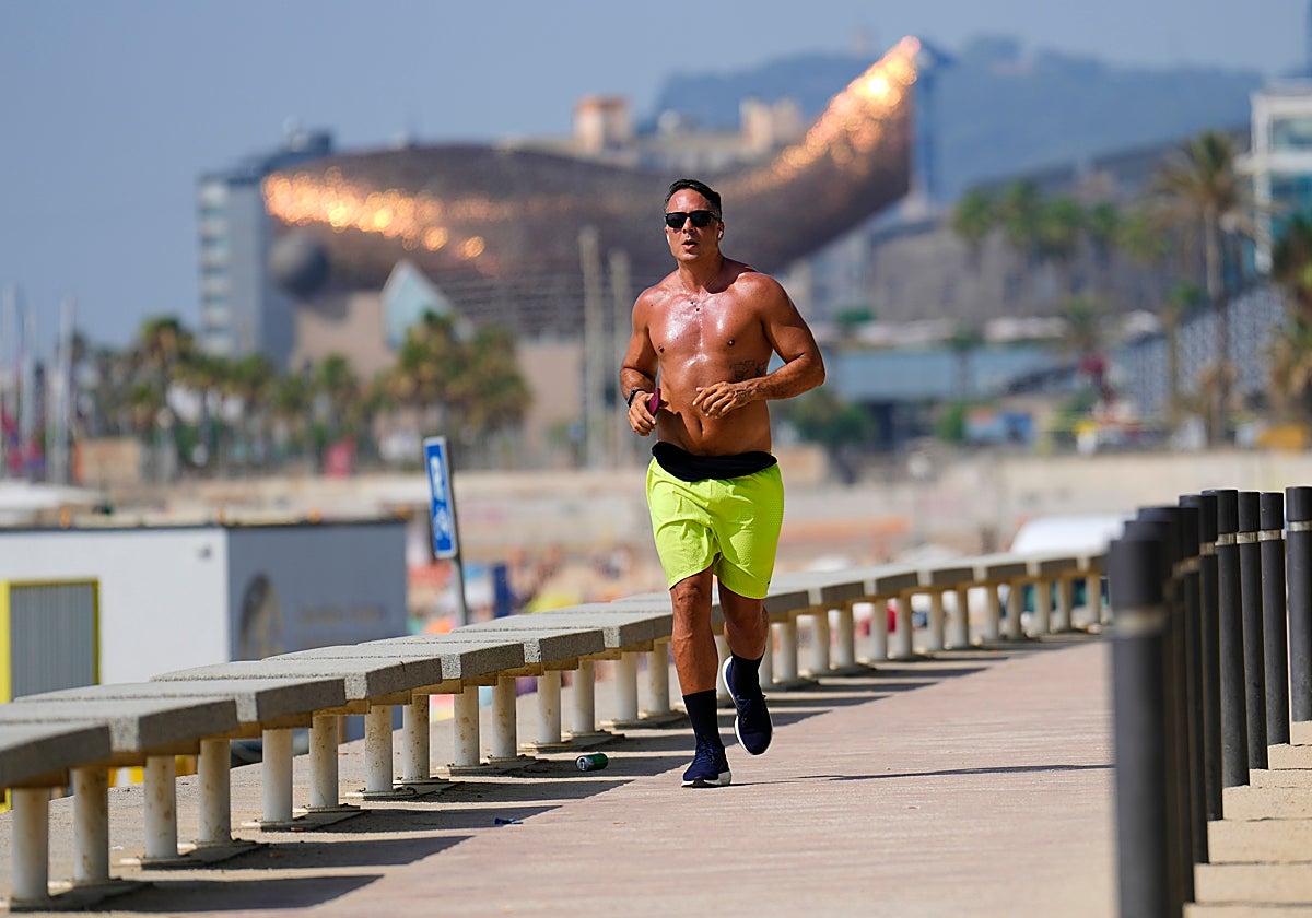En olas de calor,  las autoridades sanitarias recomiendan no hacer deporte en las horas centrales del día