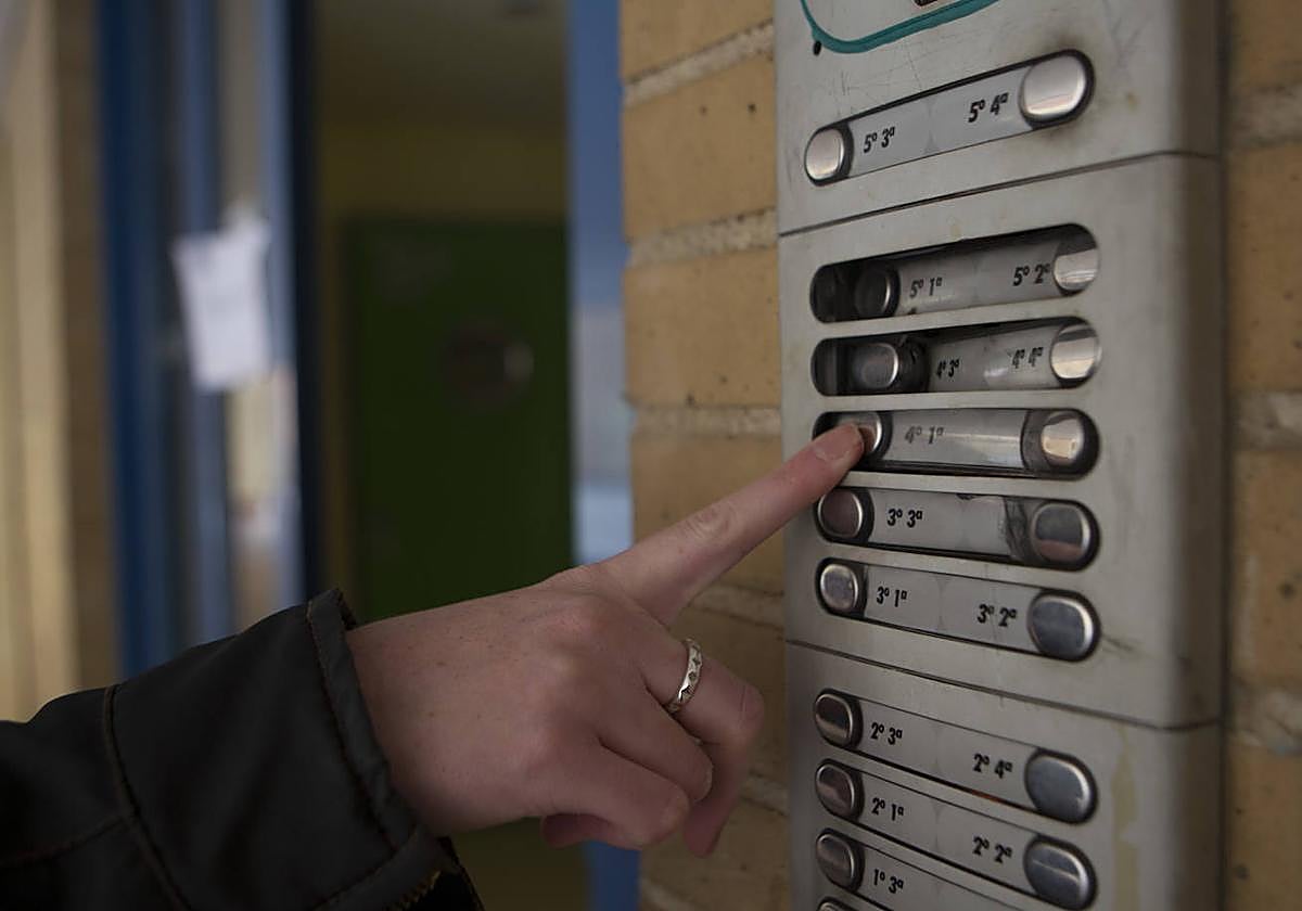 Las estafas pueden llegar a tu propia puerta con tan solo una llamada al telefonillo
