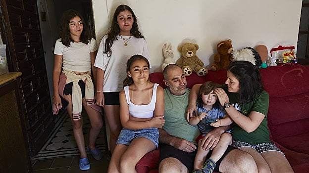 Levan Vardanashvili y Ana Labadze junto a sus hijos: Nata, Tamuna, Mariam y Nicolás