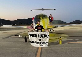 Activistas climáticos rocían con pintura y se pegan a un avión privado en el aeropuerto de Ibiza