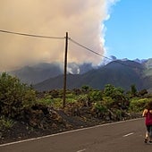 El incendio de La Palma trae de nuevo una lluvia de cenizas tras el volcán
