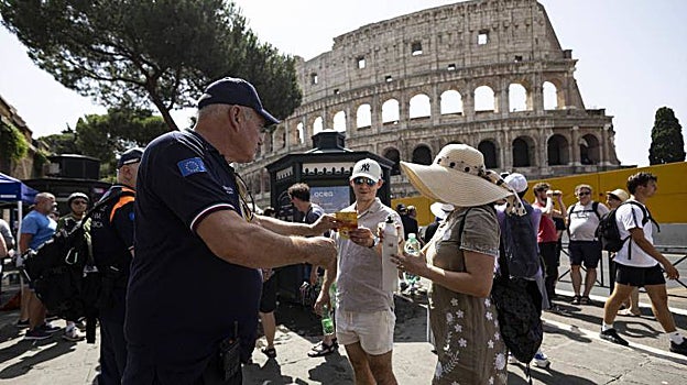 Turistas recibiendo información sobre el calor junto al Coliseo en Roma