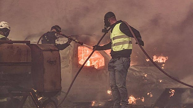Bomberos combatiendo uno de los focos a 30 kilómetros de Atenas