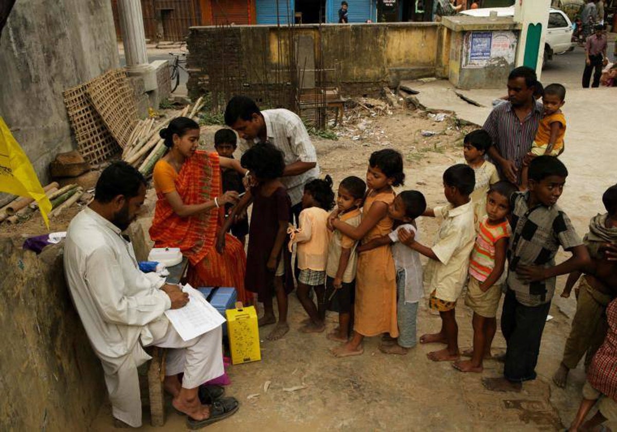 Vacunación de niños en la ciudad de Bangladesh (India), en una imagen de archivo