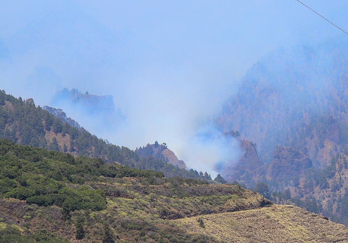 Fotografía del Parque Nacional de Caldera de Taburiente este martes, donde se centraban los esfuerzos para la extinción del incendio declarado en La Palma