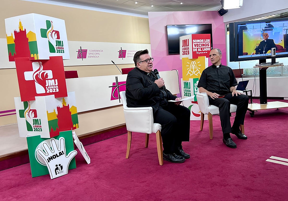 Raúl Tinajero, director de la Pastoral Juvenil de la Conferencia Episcopal, (iz.) durante su intervención