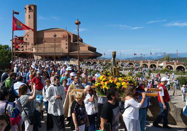 Una procesión de la Virgen de Torreciudad en la explanada del nuevo santuario