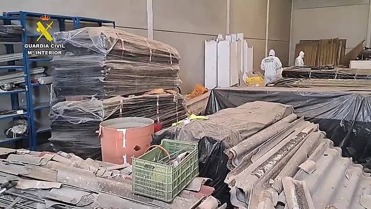 La Guardia Civil detiene a un empresario por la gestión ilegal de fibrocemento
