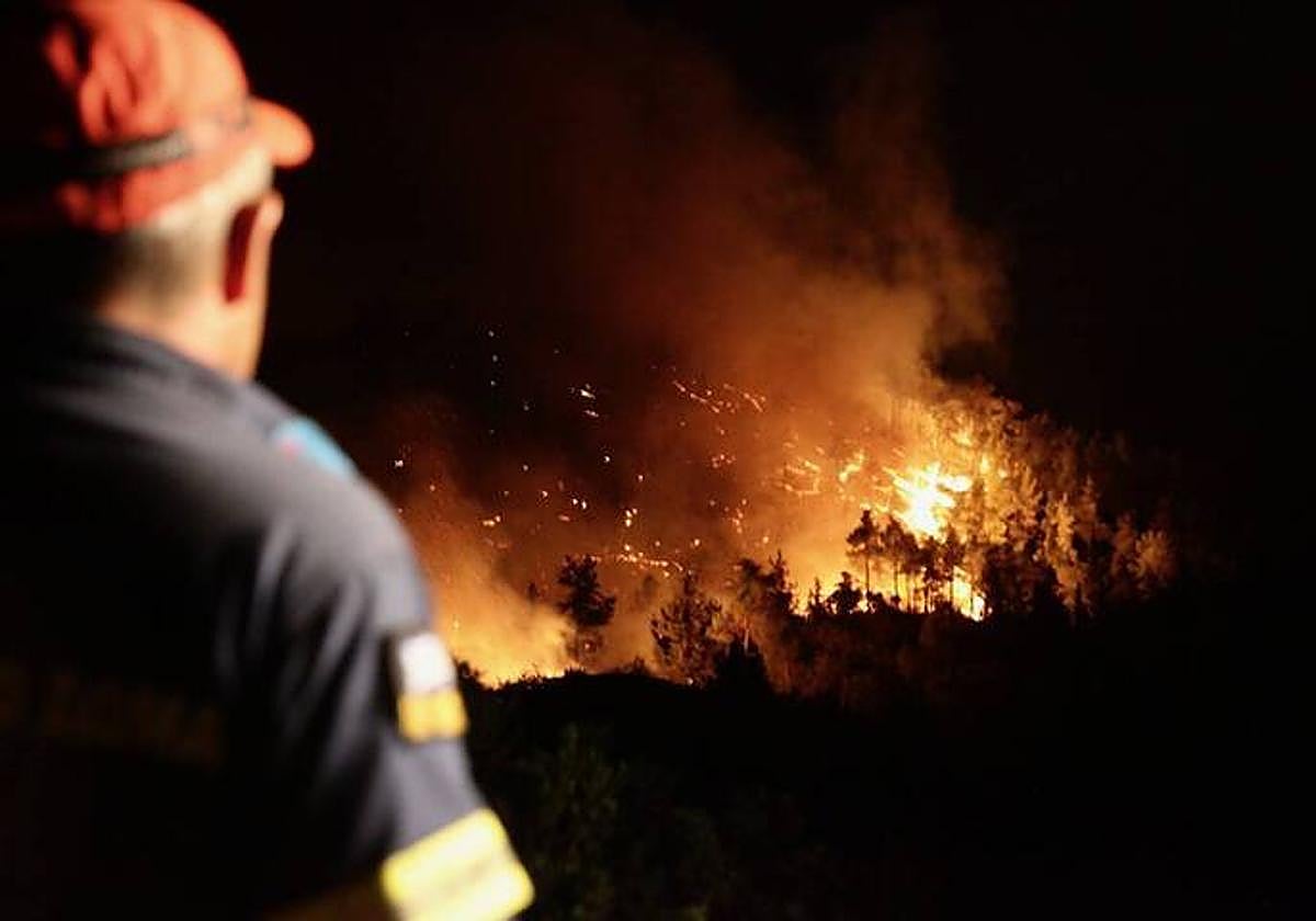 Vista general de un incendio forestal en el monte Pantokratoras, en la isla de Corfú, Grecia